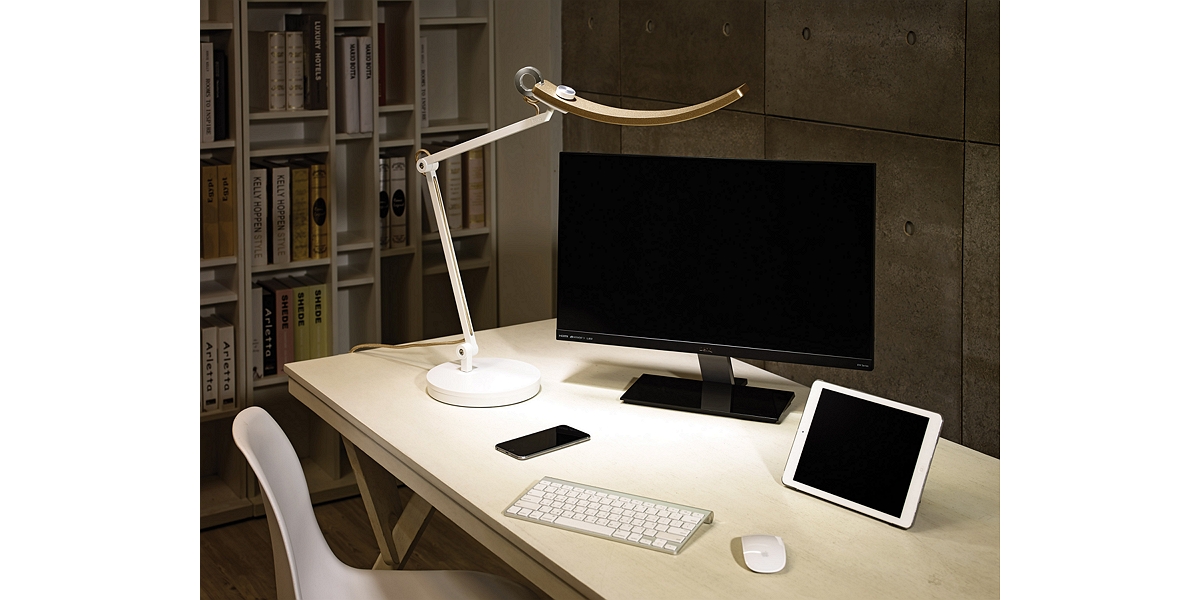 the differences between the BenQ eReading desk lamp and the other desk